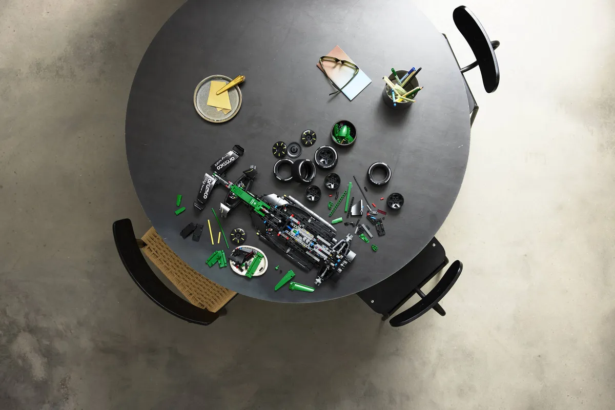 LEGO Aston Martin Aramco AMR25 F1® Car (42240) - Bild 7