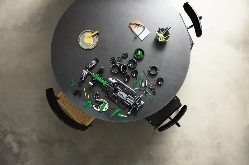 Aston Martin Aramco AMR25 F1® Car by LEGO – product photo 8 of 23