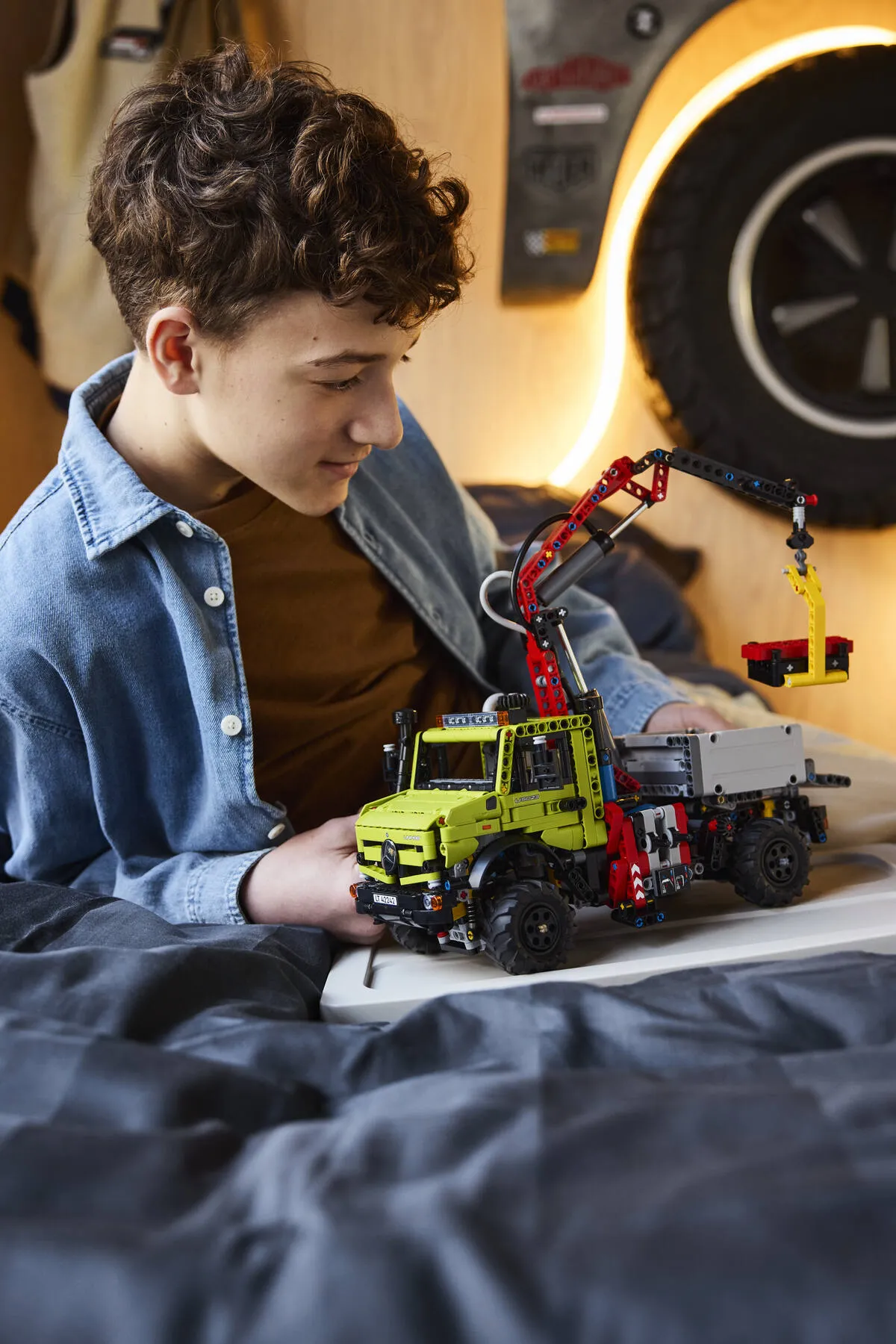 LEGO Mercedes-Benz Unimog U 5023 with Crane (42242) - Bild 10