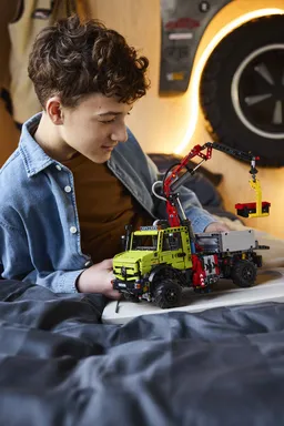 LEGO Mercedes-Benz Unimog U 5023 with Crane (42242) - image 10