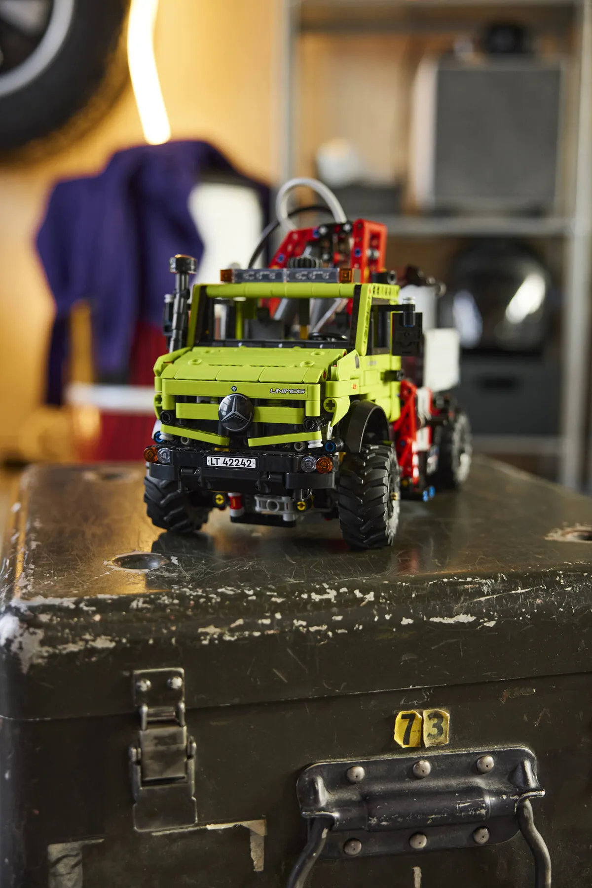 LEGO Mercedes-Benz Unimog U 5023 with Crane (42242) - Bild 11