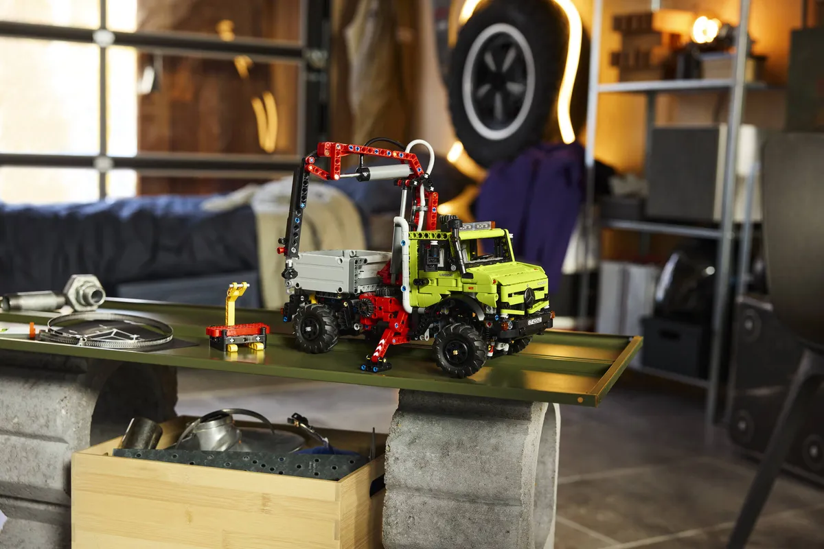 LEGO Mercedes-Benz Unimog U 5023 with Crane (42242) - Bild 12