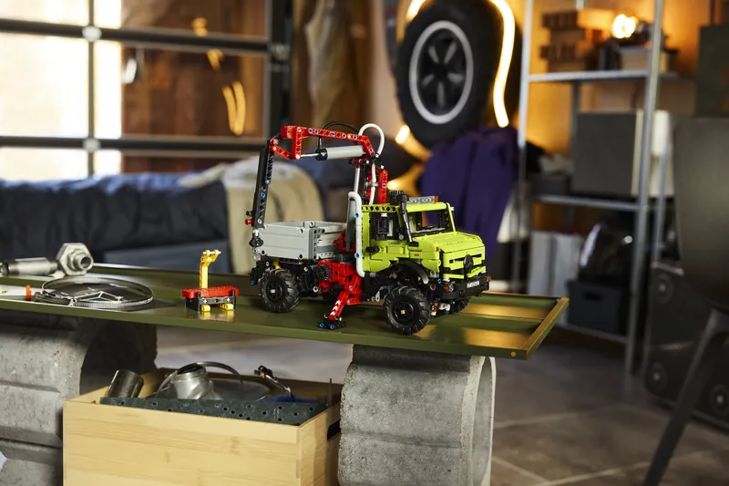 Mercedes-Benz Unimog U 5023 with Crane de LEGO – photo du produit 13 sur 14