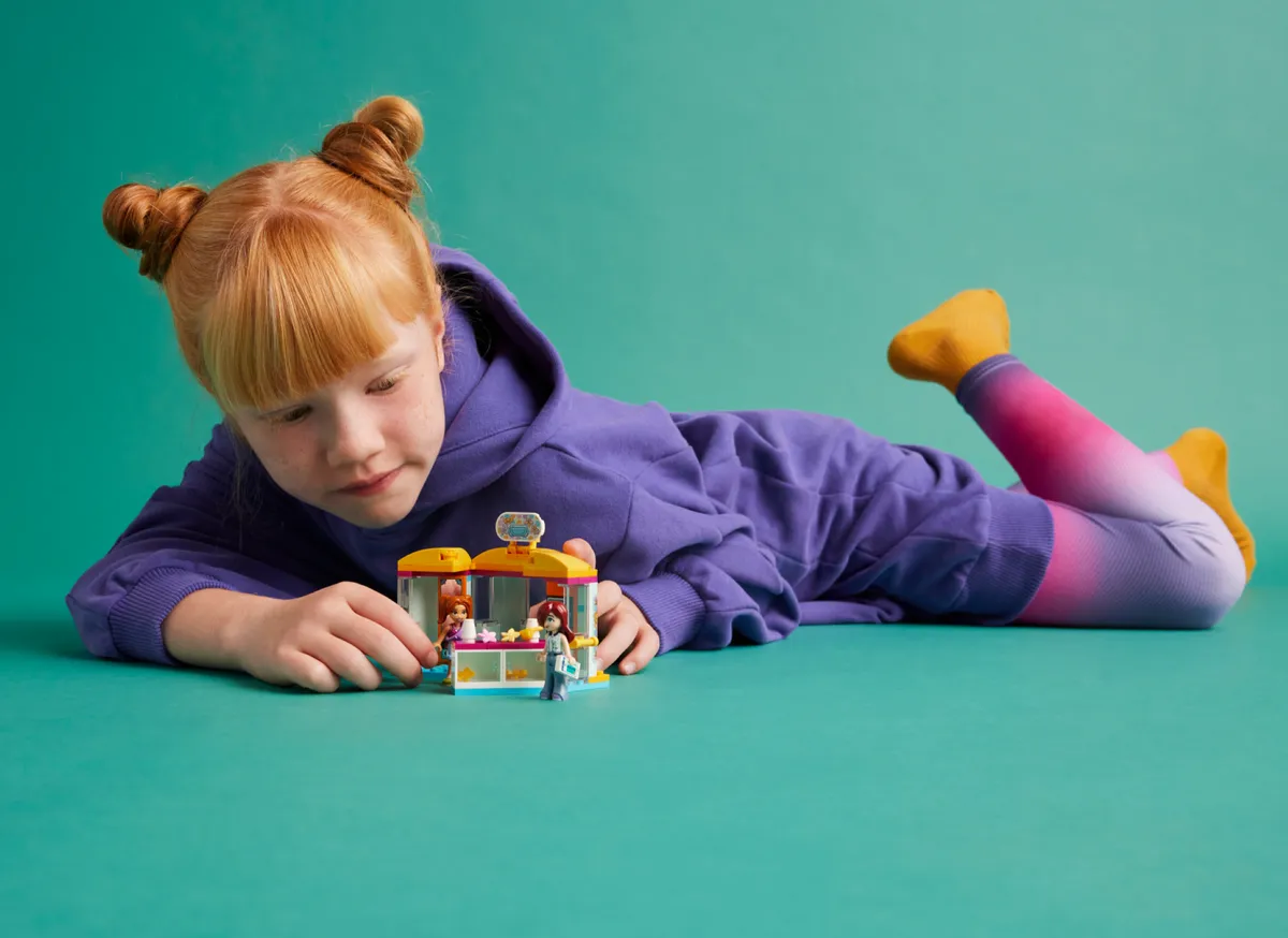 LEGO Tiny Accessories Store (42608) - image 7