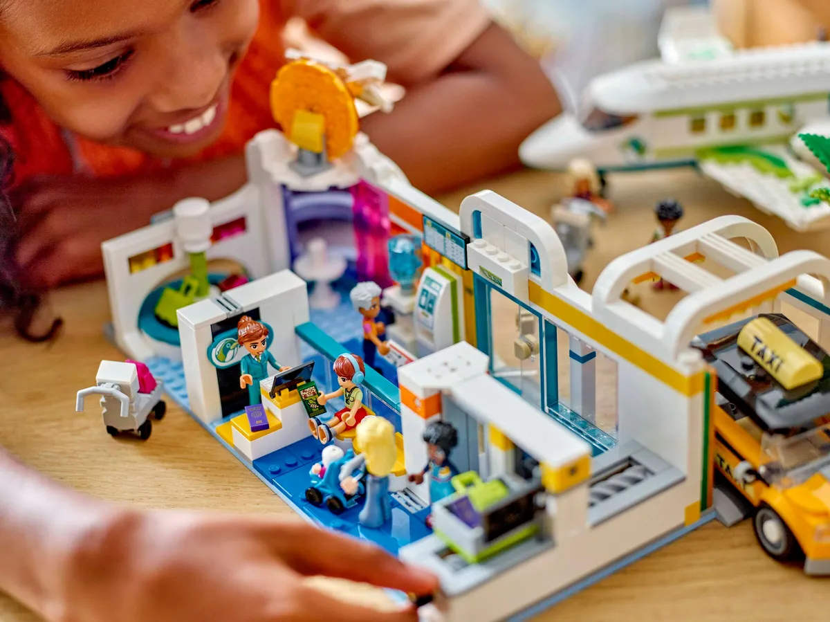 LEGO Heartlake City Airport and Airplane (42656) - Bild 8