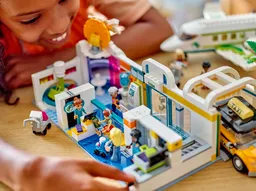 LEGO Heartlake City Airport and Airplane (42656) - afbeelding 8