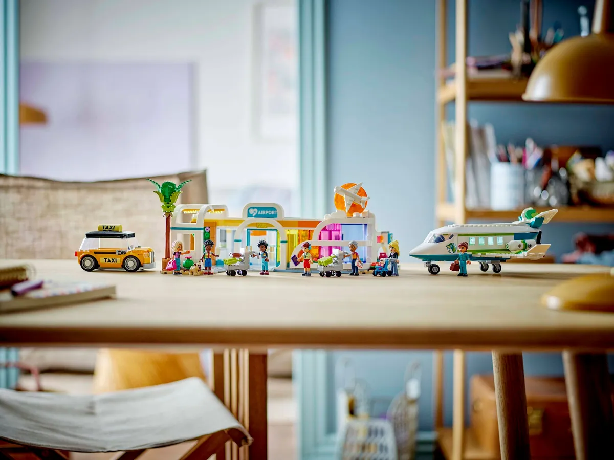 LEGO Heartlake City Airport and Airplane (42656) - Bild 9