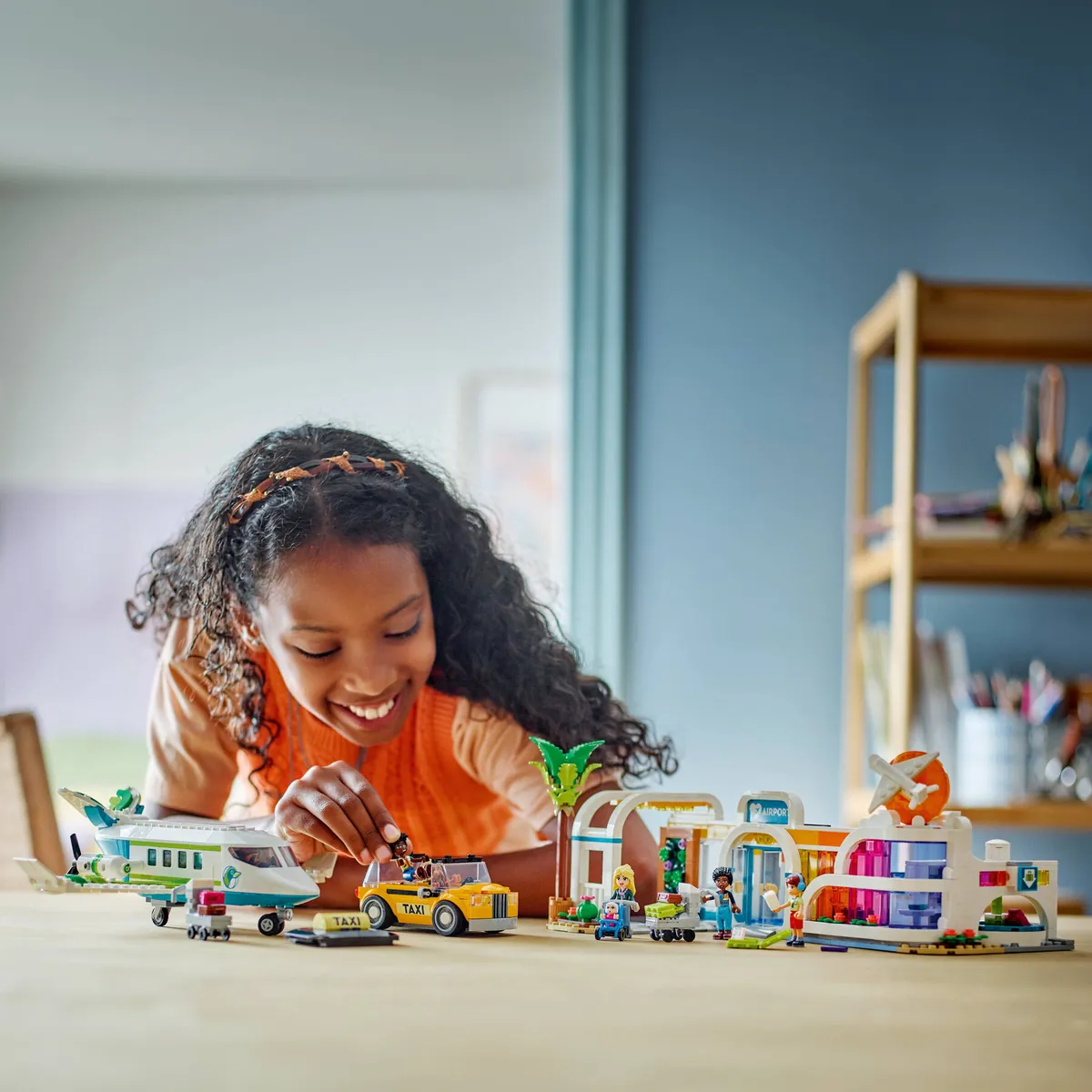 LEGO Heartlake City Airport and Airplane (42656) - Bild 7
