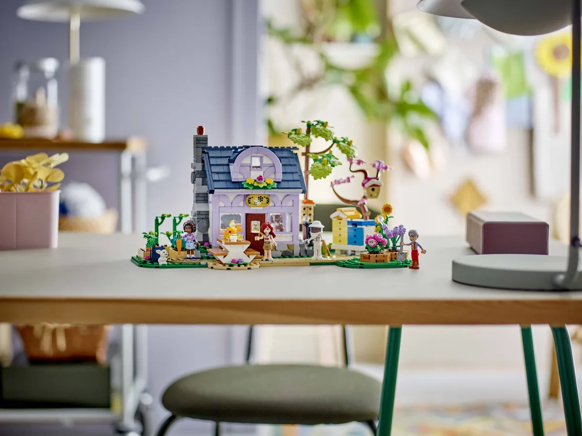 LEGO Beekeepers' House and Flower Garden (42669) - Bild 9