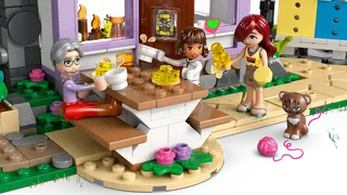 Beekeepers' House and Flower Garden fra LEGO – produktbillede 3 af 12