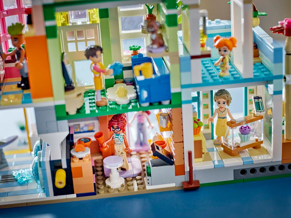 LEGO Heartlake City Apartments and Stores (42670) - afbeelding 8