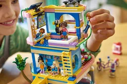 LEGO Heartlake City Friends Club House (42689) - image 8