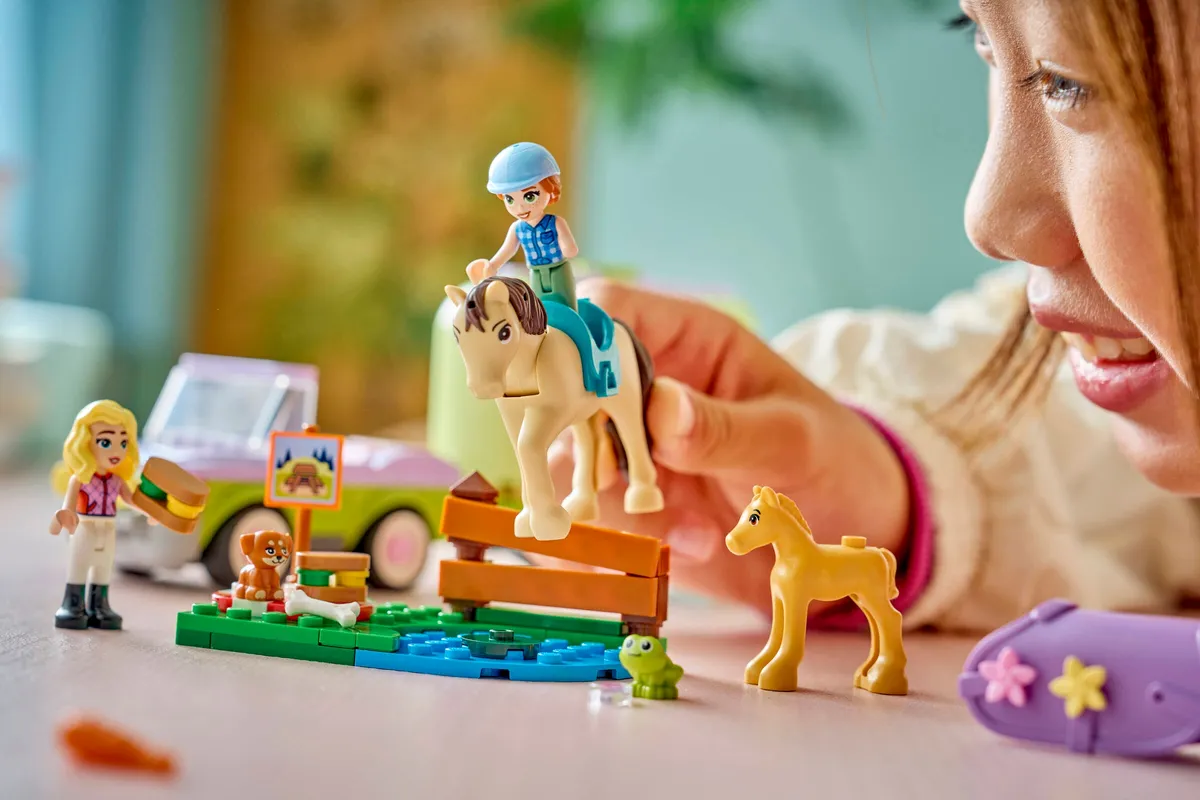 LEGO Horse & Baby Foal Trailer (42695) - Bild 7