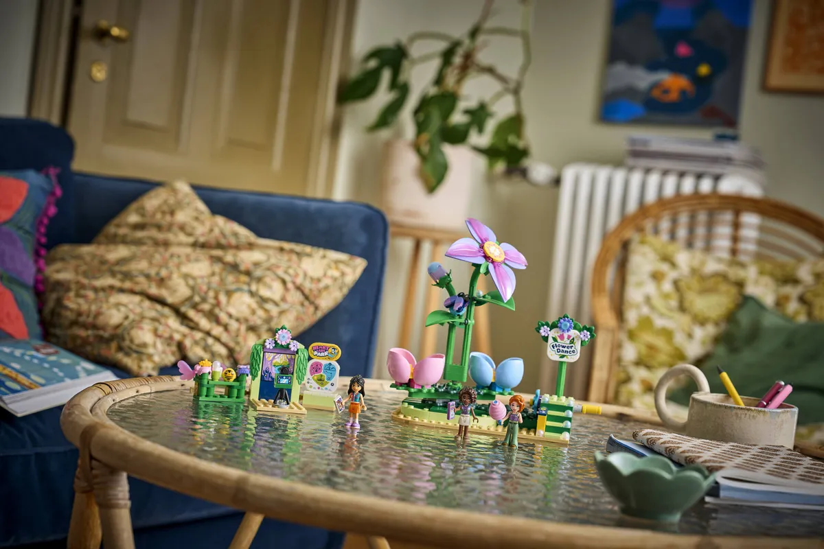 LEGO Spinning Flower & Fairy Teacup Ride (42702) - Bild 12