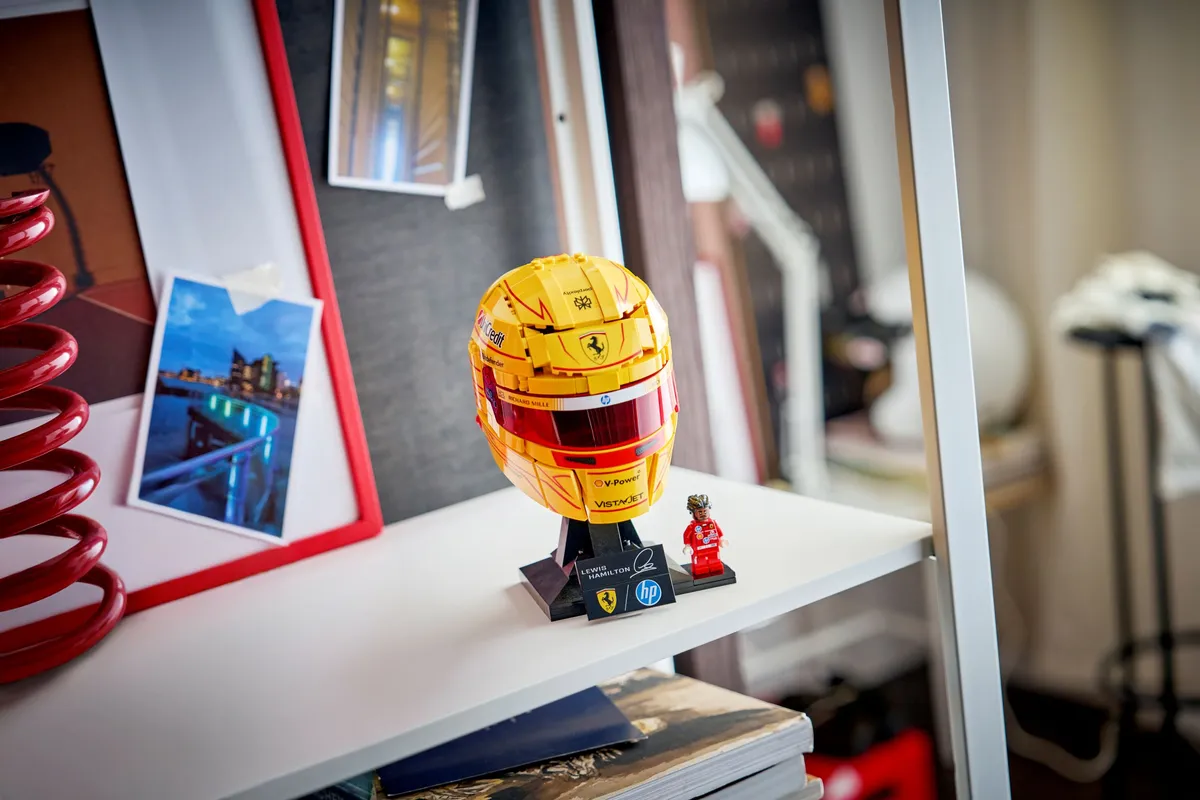 LEGO Scuderia Ferrari HP Lewis Hamilton Helmet (43022) - image 9
