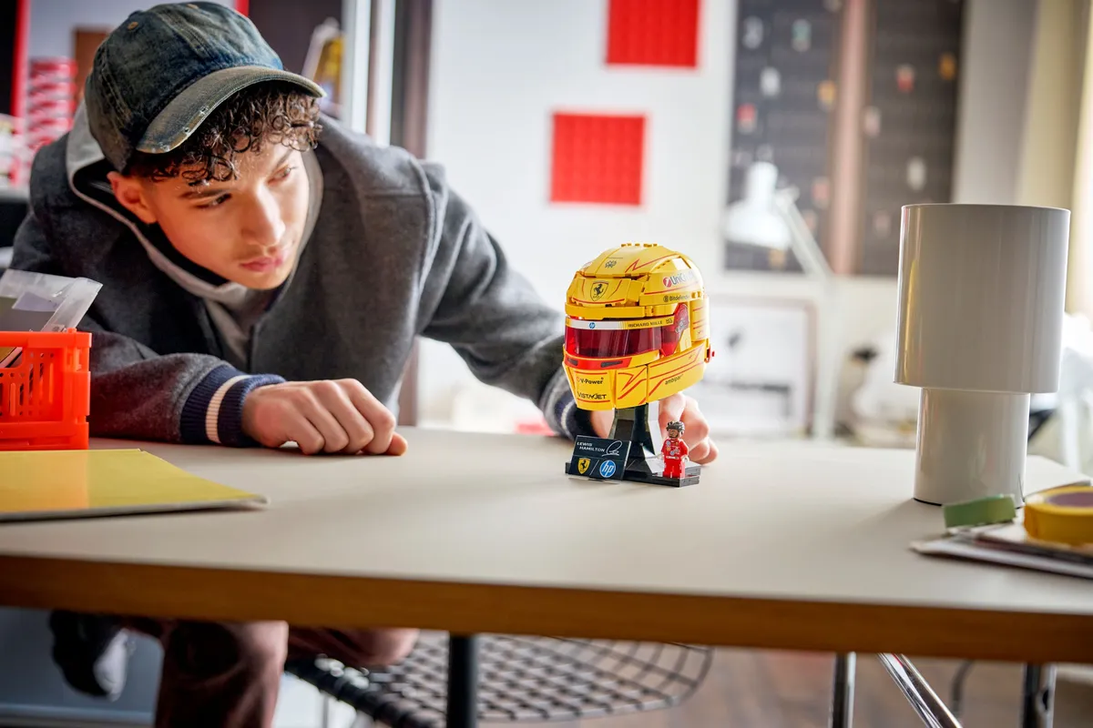 LEGO Scuderia Ferrari HP Lewis Hamilton Helmet (43022) - image 7