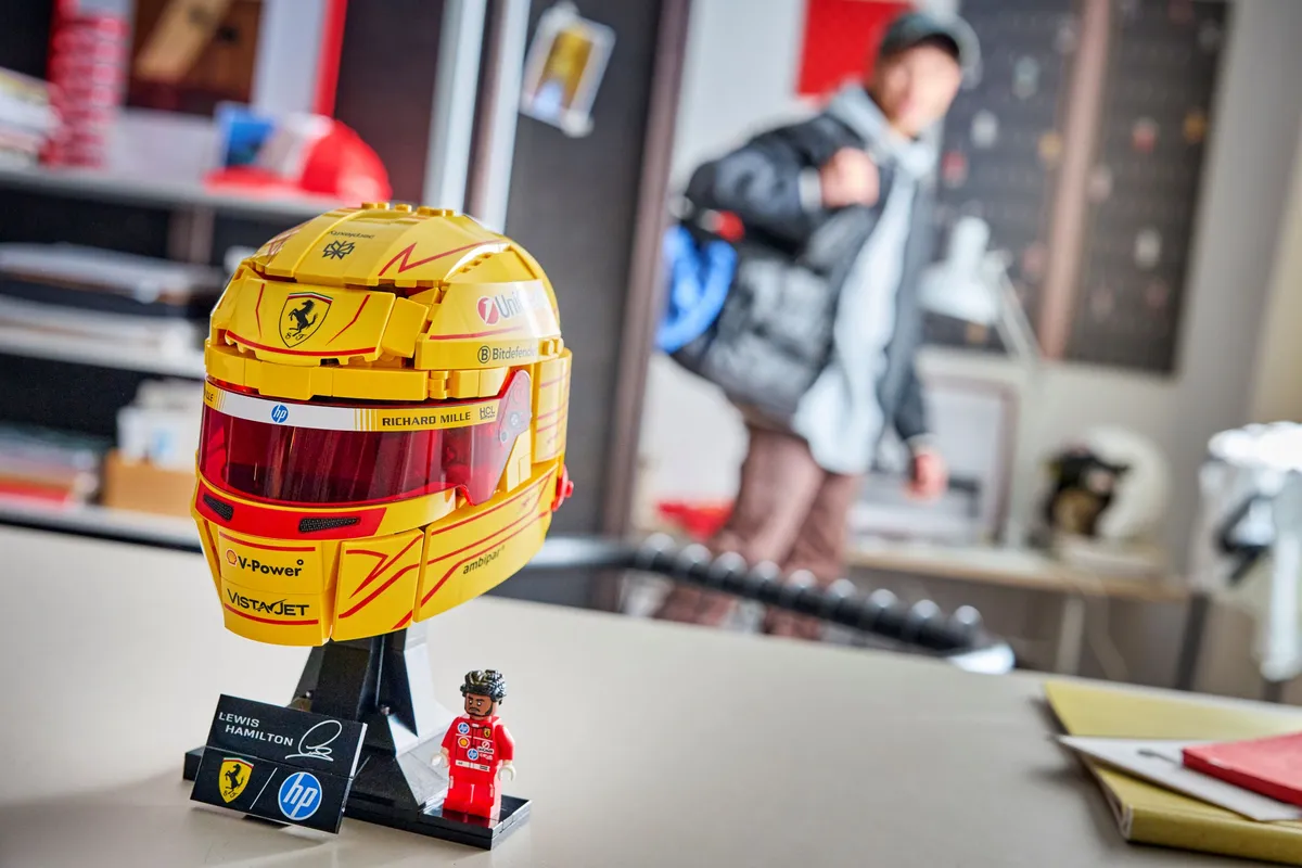 LEGO Scuderia Ferrari HP Lewis Hamilton Helmet (43022) - image 8