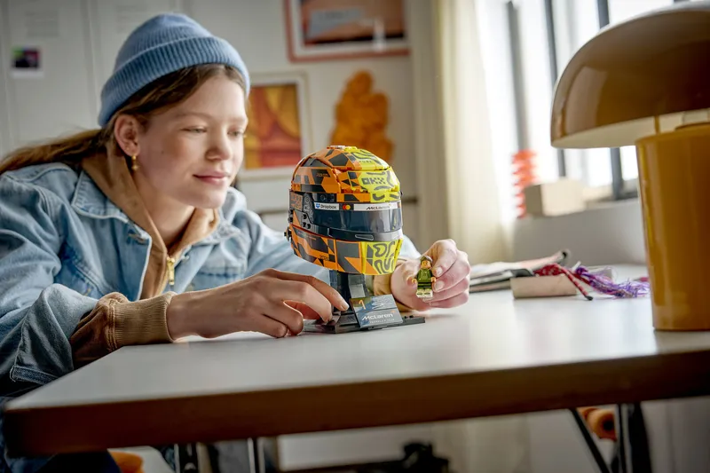 McLaren Mastercard F1® Team Lando Norris Helmet från LEGO – produktbild 9 av 12