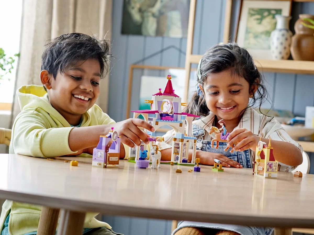 LEGO Belle and Rapunzel's Royal Stables (43195) - Bild 10