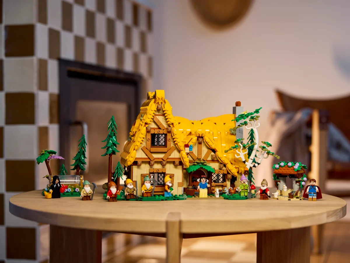 LEGO Snow White and the Seven Dwarfs' Cottage (43242) - Bild 10