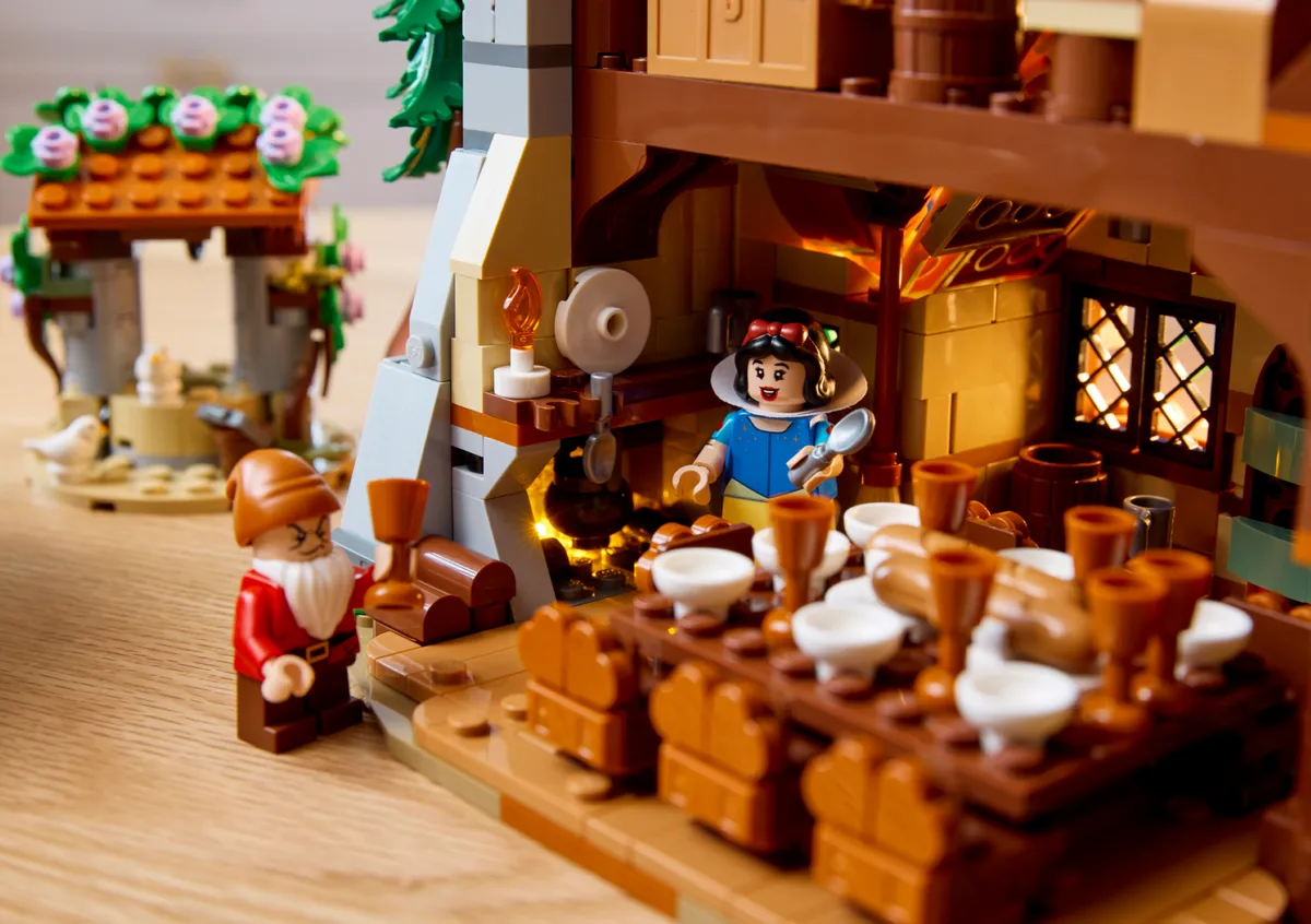 LEGO Snow White and the Seven Dwarfs' Cottage (43242) - Bild 11