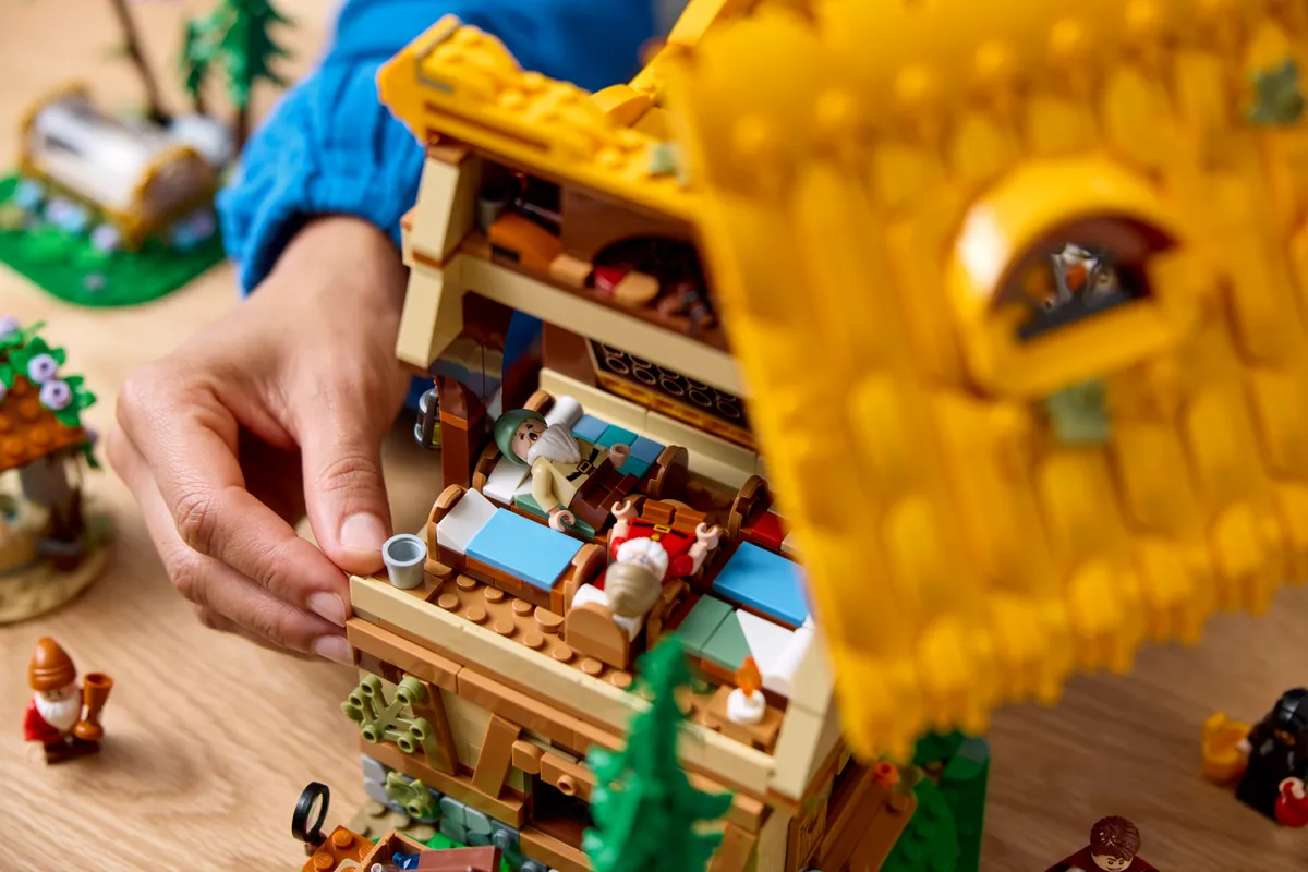 LEGO Snow White and the Seven Dwarfs' Cottage (43242) - Bild 12