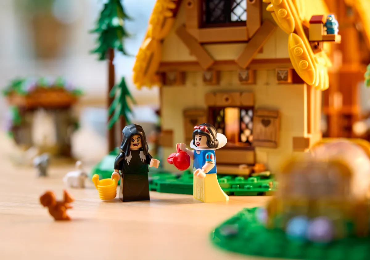 LEGO Snow White and the Seven Dwarfs' Cottage (43242) - Bild 13