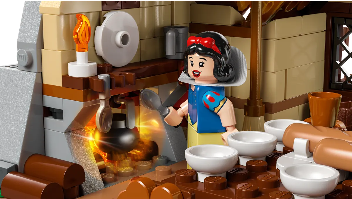 LEGO Snow White and the Seven Dwarfs' Cottage (43242) - Bild 4
