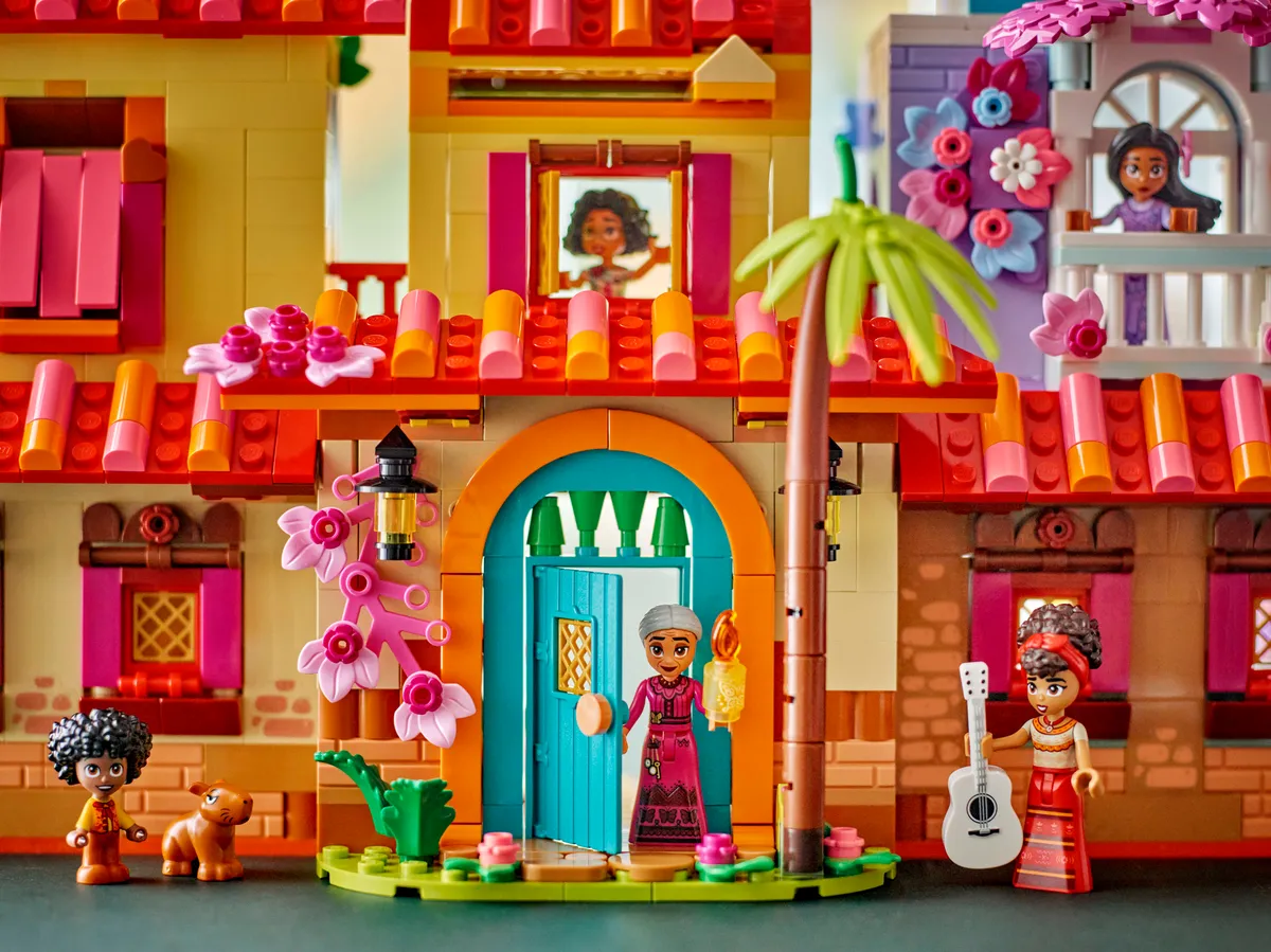 LEGO The Magical Madrigal House (43245) - Bild 9