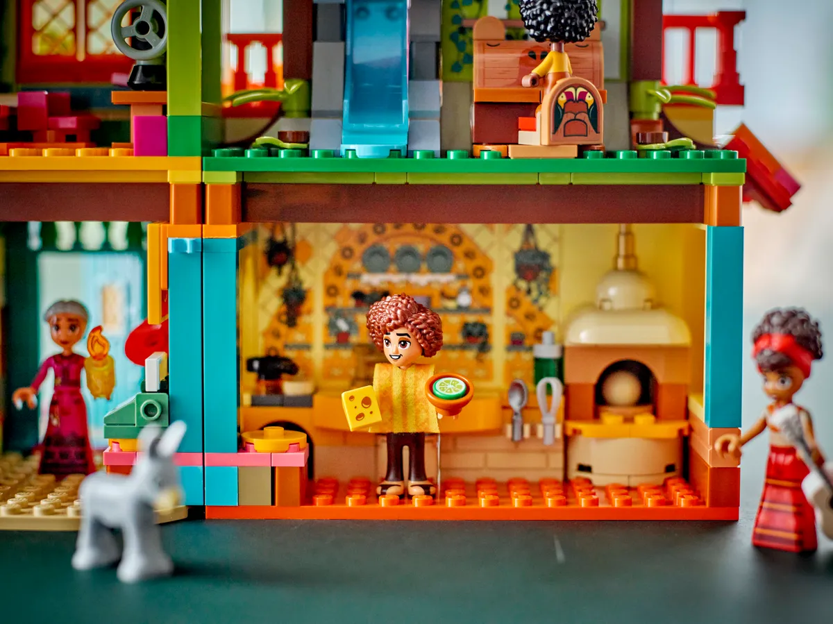 LEGO The Magical Madrigal House (43245) - Bild 10