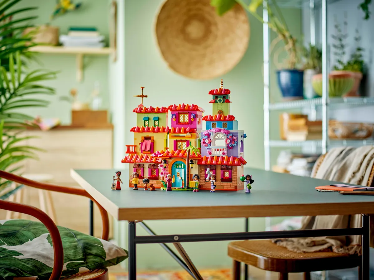 LEGO The Magical Madrigal House (43245) - Bild 6