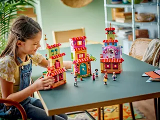 Het magische huis van de familie Madrigal van LEGO – productfoto 9 van 12