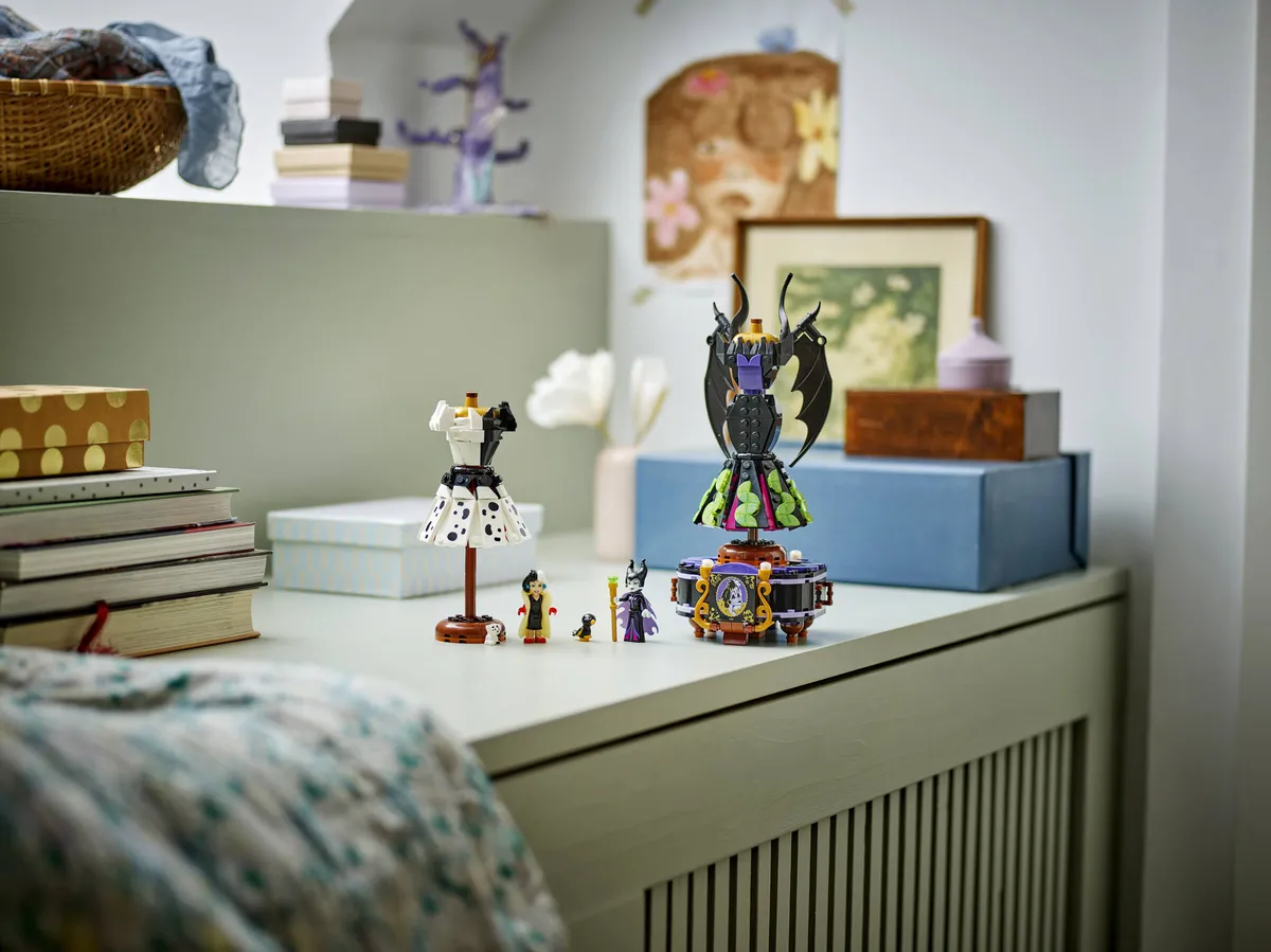 LEGO Maleficent's and Cruella De Vil's Dresses (43262) - Bild 4