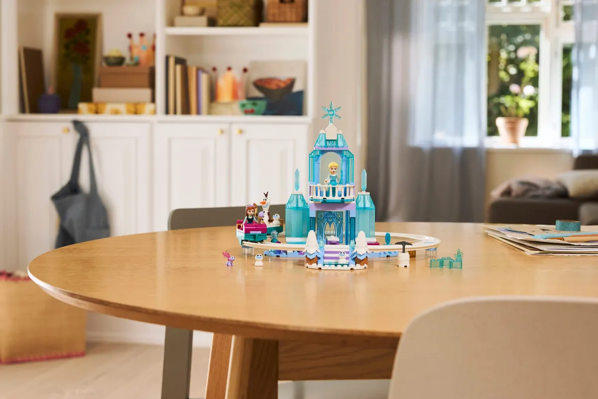 LEGO Elsa's Ice Castle & Snow Ride Adventure (43281) - Bild 7