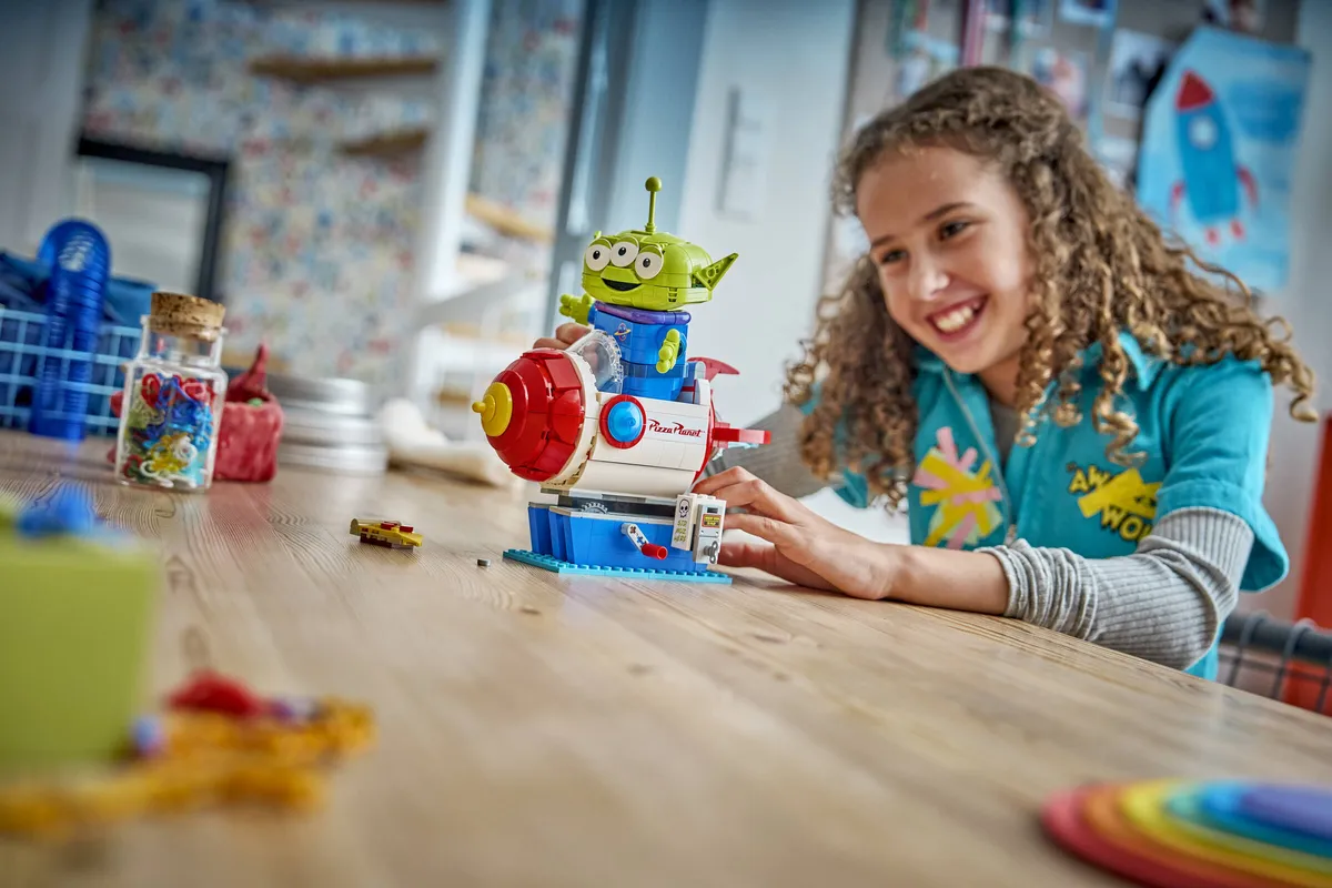 LEGO Alien with Pizza Planet Rocket Ride (43307) - Bild 6