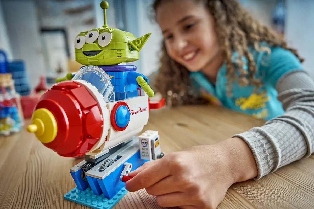 LEGO Alien with Pizza Planet Rocket Ride (43307) - Bild 7