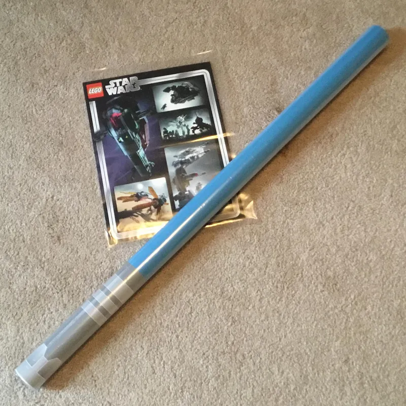 Star Wars 20th Anniversary Lightsaber Poster (Blue) van LEGO – productfoto