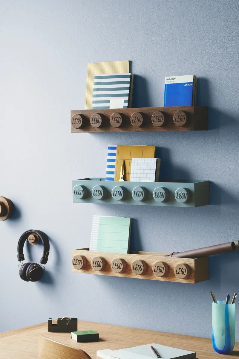 Wooden Book Rack – Light Oak van LEGO – productfoto 4 van 5