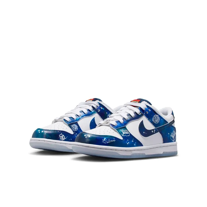 Nike Dunk Low x LEGO® Collection – Big Kids' Shoes von LEGO – Produktfoto 1 von 12