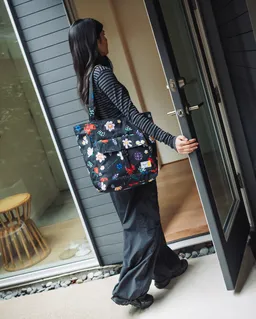 LEGO LEGO® Herschel Retreat™ Tote – Falling Florals (5010425) - image 5