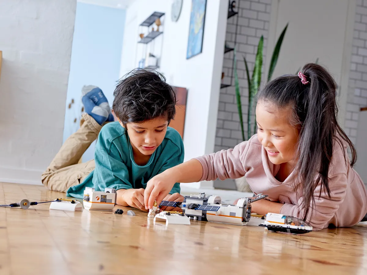 LEGO Lunar Space Station (60227) - image 9