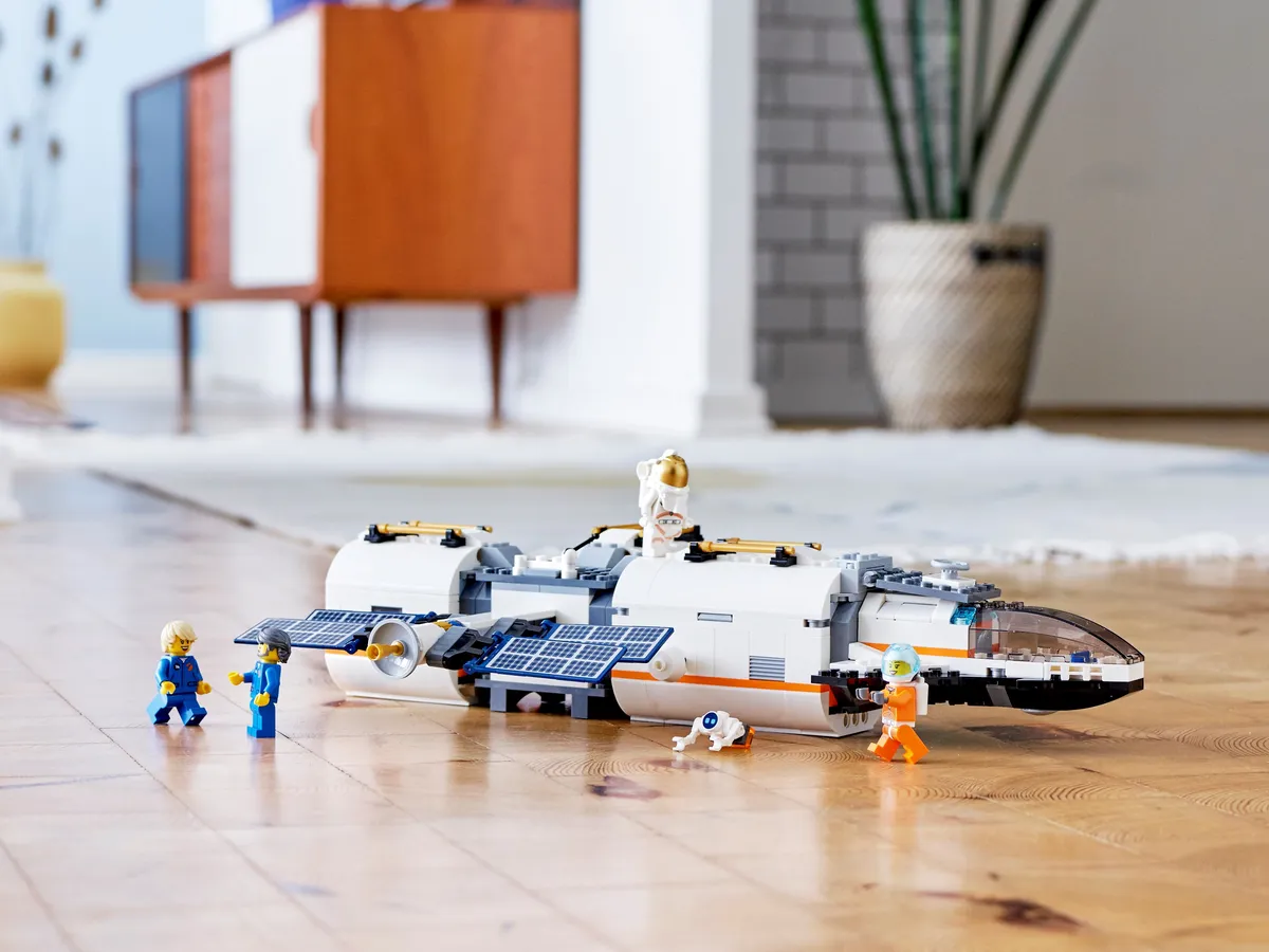 LEGO Lunar Space Station (60227) - image 10