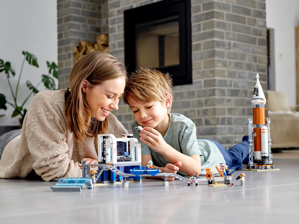 LEGO Deep Space Rocket and Launch Control (60228) - image 12
