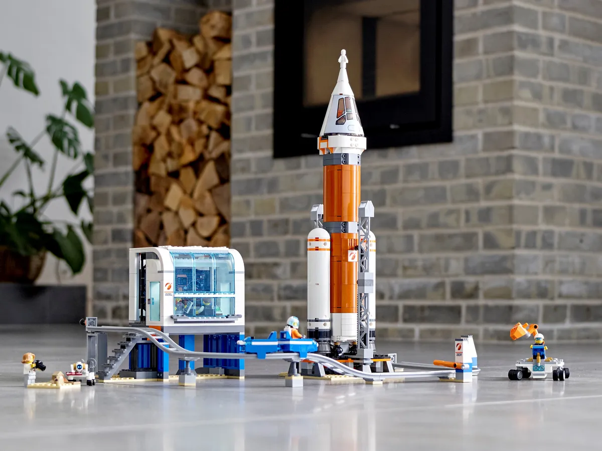 LEGO Deep Space Rocket and Launch Control (60228) - image 13