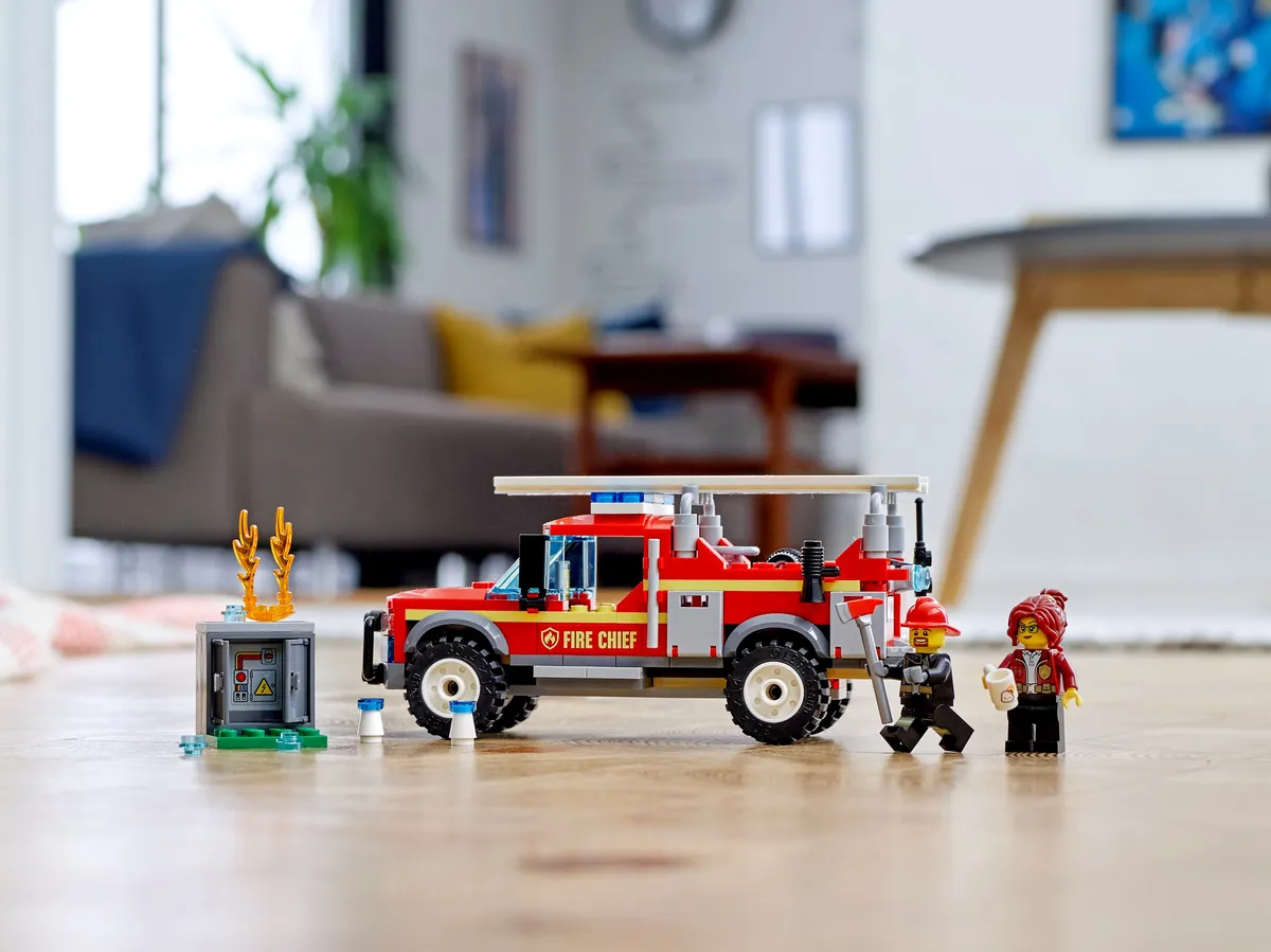 LEGO Fire Chief Response Truck (60231) - image 8