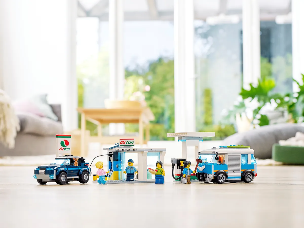 LEGO Service Station (60257) - image 9