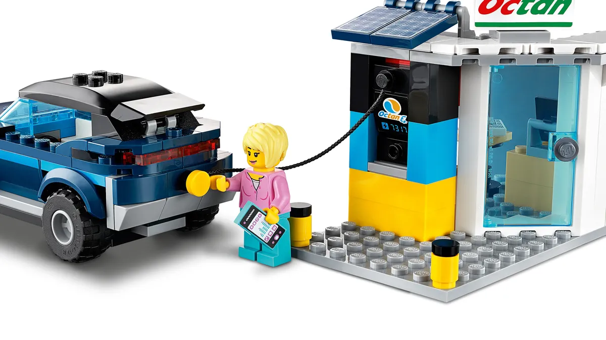 LEGO Service Station (60257) - image 6