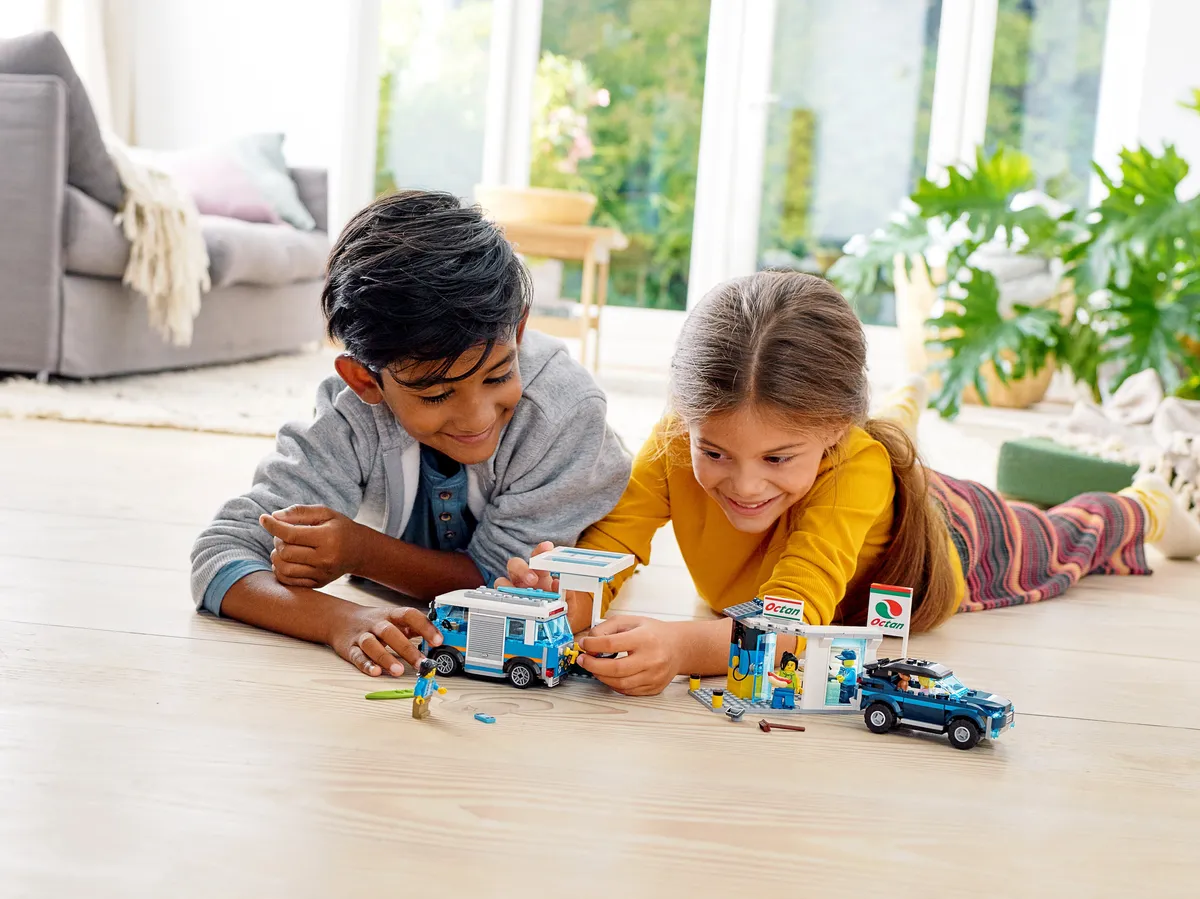 LEGO Service Station (60257) - image 8