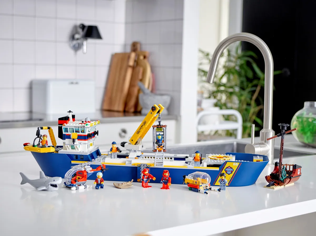 LEGO Ocean Exploration Ship (60266) - image 9