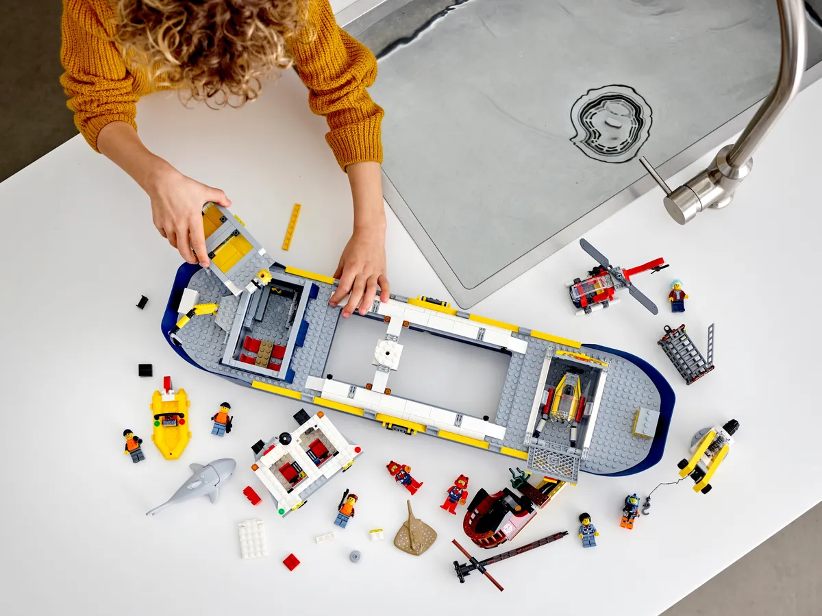 LEGO Ocean Exploration Ship (60266) - image 7